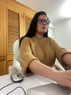 Snapshot of SWEETLILY18 chatting on 10.03.25 SWEETLILY18 online show from 10.03.25