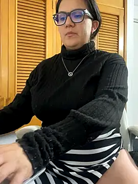 Snapshot of SWEETLILY18 chatting on 11.10.25 SWEETLILY18 online show from 11.10.25