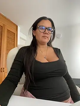 Snapshot of SWEETLILY18 chatting on 11.26.25 SWEETLILY18 online show from 11.26.25