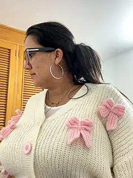 Snapshot of SWEETLILY18 chatting on 11.29.25 SWEETLILY18 online show from 11.29.25