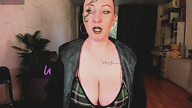 Snapshot of Mira_Xo_ chatting on 10.17.25 Mira Xo online show from 10.17.25