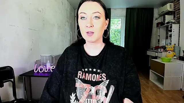 Snapshot of Mira_Xo_ chatting on 10.18.25 Mira Xo online show from 10.18.25