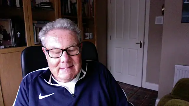 Snapshot of Oldpistolpete chatting on 02.11.25 Oldpistolpete online show from 02.11.25