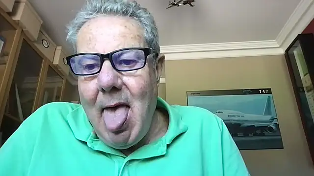 Snapshot of Oldpistolpete chatting on 05.09.26 Oldpistolpete online show from 05.09.26