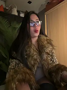 Snapshot of BigDominaMia chatting on 04.24.26 BigDominaMia online show from 04.24.26