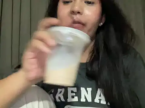 Snapshot of BigDominaMia chatting on 05.20.26 BigDominaMia online show from 05.20.26