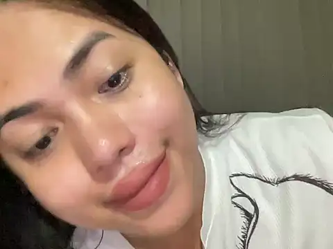 Snapshot of BigDominaMia chatting on 05.21.26 BigDominaMia online show from 05.21.26