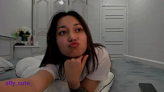 Snapshot of Elly_Cute chatting on 12.10.24 Elly Cute online show from 12.10.24
