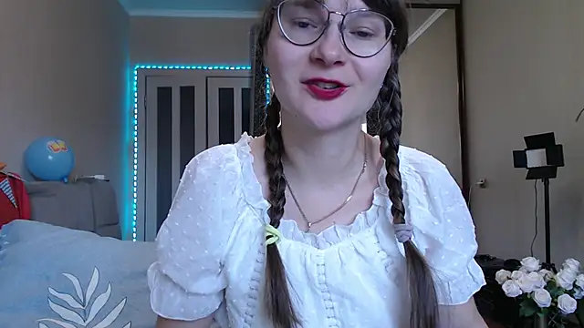 Snapshot of KiraGoldens chatting on 09.21.25 KiraGoldens online show from 09.21.25