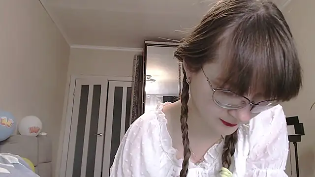 Snapshot of KiraGoldens chatting on 09.22.25 KiraGoldens online show from 09.22.25