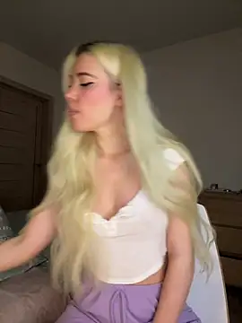 Snapshot of xDinnax chatting on 02.24.25 xDinnax online show from 02.24.25