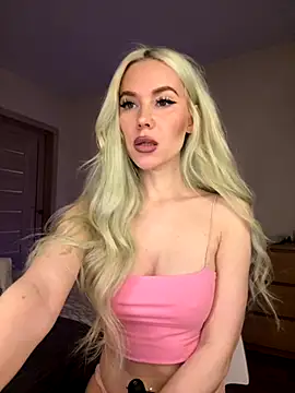 Snapshot of xDinnax chatting on 09.28.25 xDinnax online show from 09.28.25