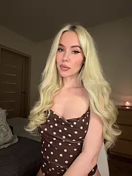 Snapshot of xDinnax chatting on 10.14.25 xDinnax online show from 10.14.25