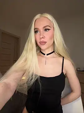 Snapshot of xDinnax chatting on 11.05.25 xDinnax online show from 11.05.25