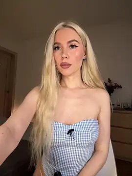 Snapshot of xDinnax chatting on 11.18.25 xDinnax online show from 11.18.25