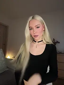 Snapshot of xDinnax chatting on 11.21.25 xDinnax online show from 11.21.25