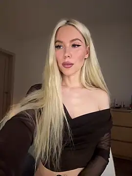 Snapshot of xDinnax chatting on 11.25.25 xDinnax online show from 11.25.25