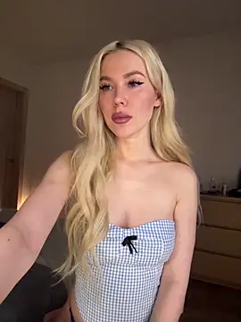 Snapshot of xDinnax chatting on 12.01.25 xDinnax online show from 12.01.25