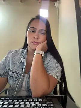 Snapshot of kendall_52 chatting on 04.27.26 kendall 52 online show from 04.27.26