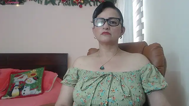 Snapshot of ISABEEL_SOFIA01 chatting on 10.17.25 ISABEEL SOFIA01 online show from 10.17.25