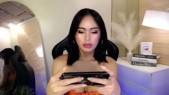 Snapshot of HeavenlyStar chatting on 12.28.24 HeavenlyStar online show from 12.28.24