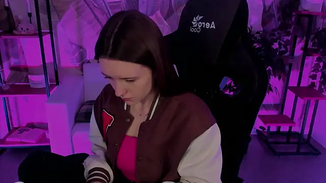 Snapshot of JennyDens chatting on 12.21.24 JennyDens online show from 12.21.24