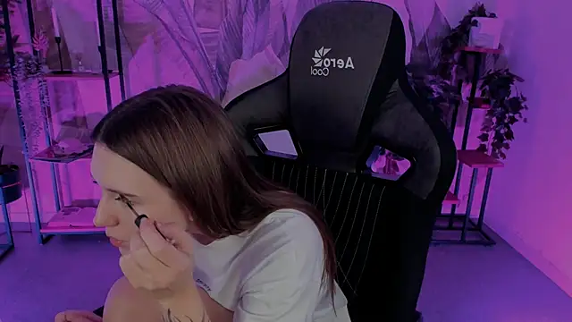 Snapshot of JennyDens chatting on 02.28.25 JennyDens online show from 02.28.25