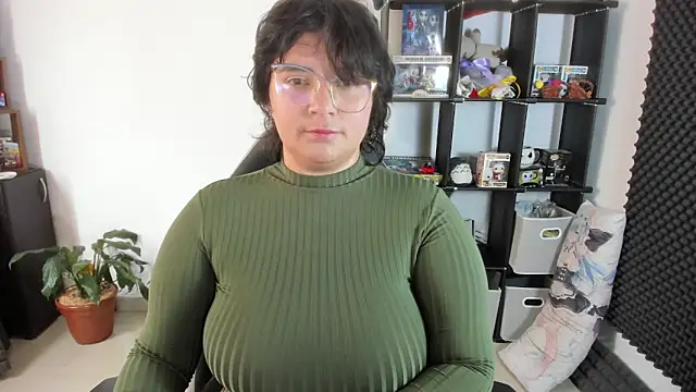 Snapshot of aika-dreams chatting on 02.05.25 aika-dreams online show from 02.05.25