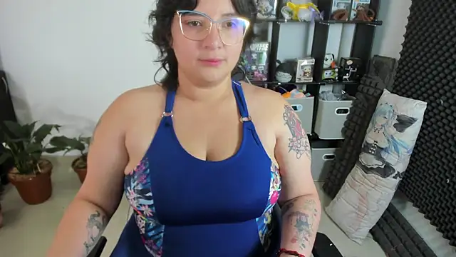 Snapshot of aika-dreams chatting on 03.05.25 aika-dreams online show from 03.05.25