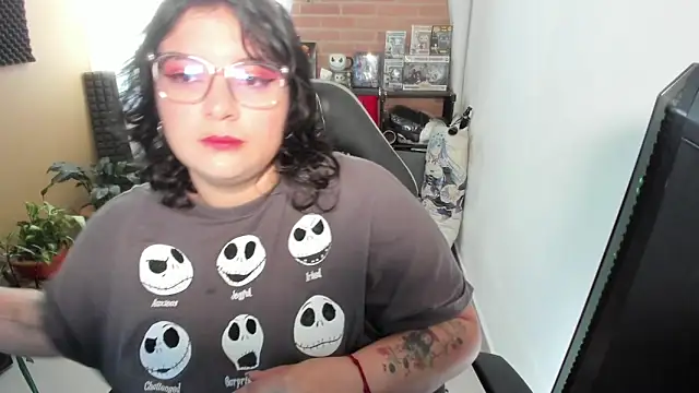 Snapshot of aika-dreams chatting on 09.11.25 aika-dreams online show from 09.11.25