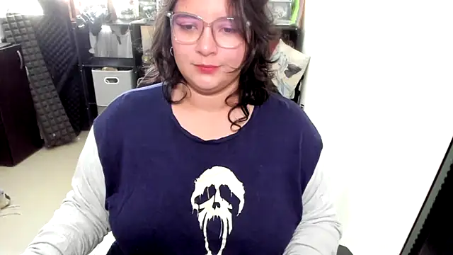 Snapshot of aika-dreams chatting on 10.29.25 aika-dreams online show from 10.29.25