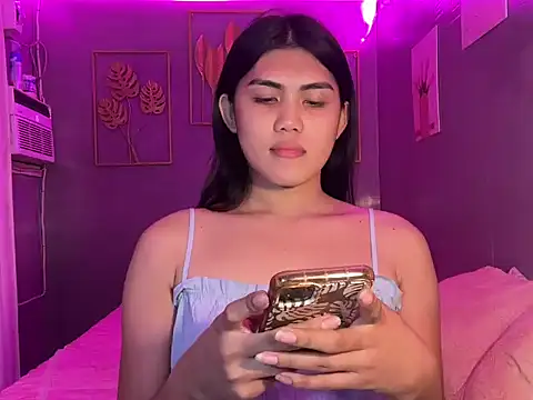 Delicate Savannah online show from 10.13.25