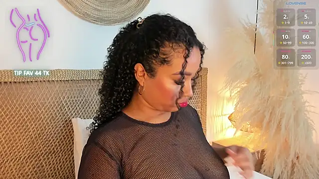 Snapshot of cloe_25 chatting on 10.28.25 cloe 25 online show from 10.28.25