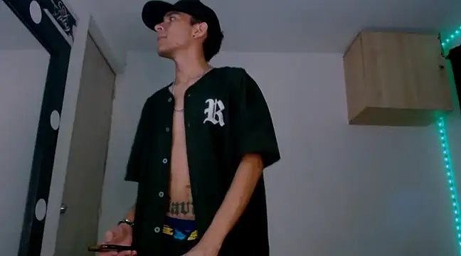 Snapshot of Samuel_Suarez chatting on 12.20.24 Samuel Suarez online show from 12.20.24