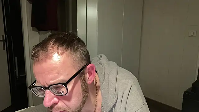 Snapshot of FABIOGLASSES chatting on 12.21.24 FABIOGLASSES online show from 12.21.24