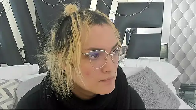 Snapshot of katya_kozlov chatting on 02.14.25 katya kozlov online show from 02.14.25