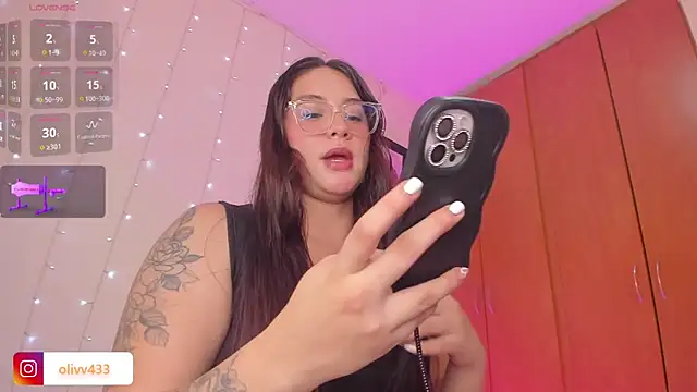 Snapshot of olivia__s chatting on 04.28.26 olivia s online show from 04.28.26