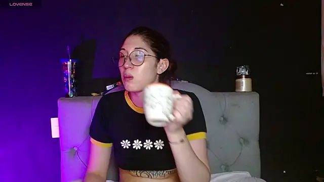 Snapshot of Red-moon1 chatting on 04.23.26 Red-moon1 online show from 04.23.26