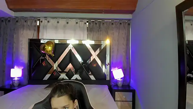 Snapshot of Linda4Petite chatting on 06.12.26 Linda4Petite online show from 06.12.26