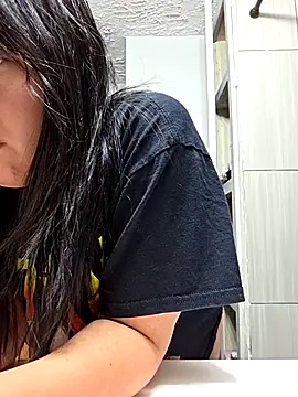 Snapshot of AriannaPena chatting on 10.31.25 AriannaPena online show from 10.31.25