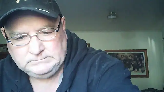 Snapshot of HOTANAL chatting on 11.18.25 HOTANAL online show from 11.18.25