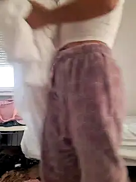 Snapshot of laura_dirtyhot chatting on 12.16.24 laura dirtyhot online show from 12.16.24