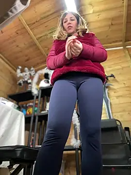 Snapshot of DaisyVibesss chatting on 12.08.24 DaisyVibesss online show from 12.08.24