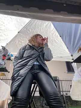 Snapshot of DaisyVibesss chatting on 02.02.25 DaisyVibesss online show from 02.02.25