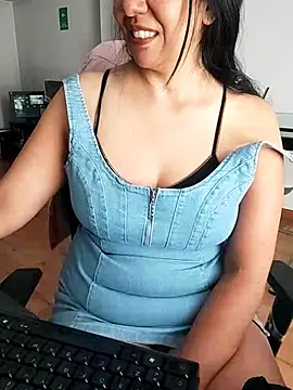 aisha latina online show from 03.03.26