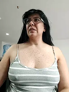 Snapshot of aisha_latina chatting on 07.15.26 aisha latina online show from 07.15.26