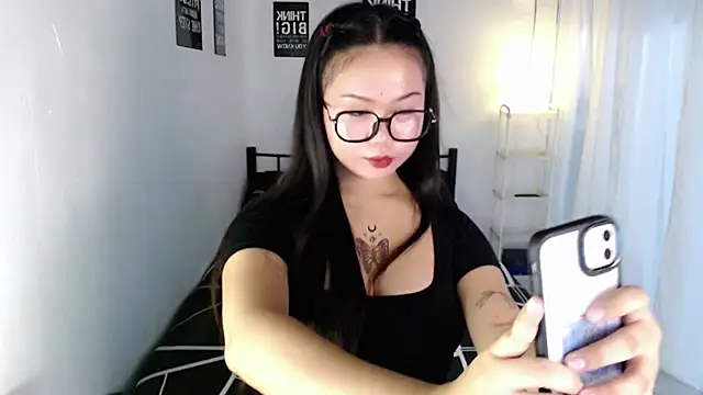 Snapshot of Vivorey_Leighn chatting on 07.30.26 Vivorey Leighn online show from 07.30.26