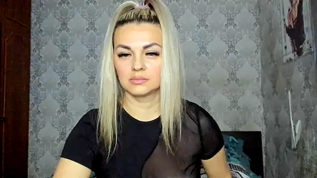 NicoletMoore online show from 01.07.25