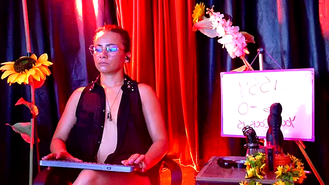 Snapshot of MistressSlut1 chatting on 04.02.26 MistressSlut1 online show from 04.02.26