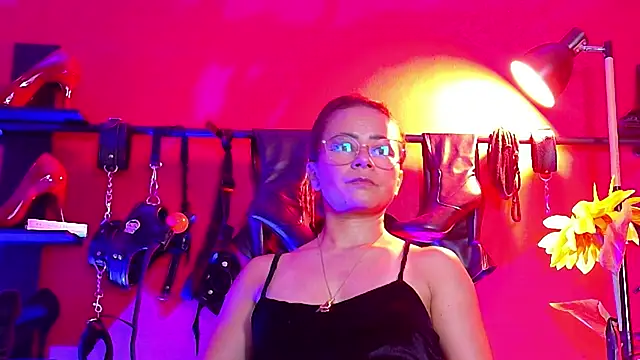Snapshot of MistressSlut1 chatting on 04.15.26 MistressSlut1 online show from 04.15.26